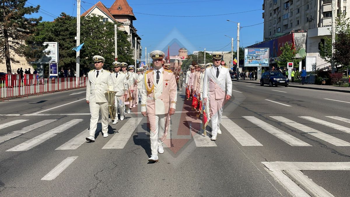 Paradă militară, desfăşurată cu prilejul aniversării Zilei Independenţei de Stat a României, la Iaşi