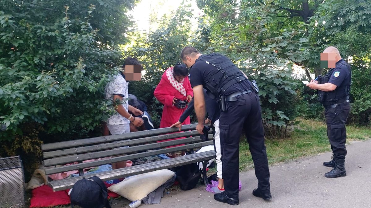 Razie în cartierul Cantemir, din Iași! Localnicii erau terorizați de un grup de persoane fără adăpost care au pus stăpânire pe spațiul verde – FOTO