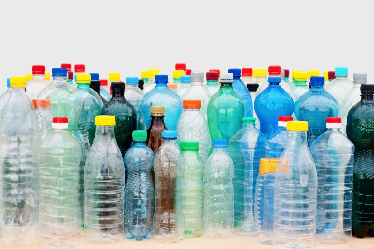 Tomberoanele au fost luate cu asalt. Câți bani strânge un român care duce zilnic sticle la reciclat