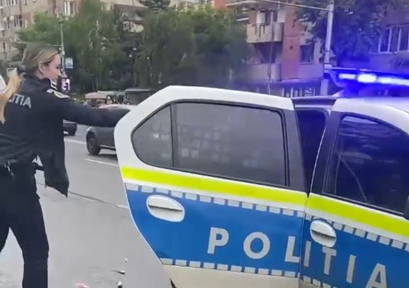 Scene ireale în Cluj! Un polițist a încercat să rețină un bărbat, dar o polițistă a dat cu spray în ochii amândurora – VIDEO