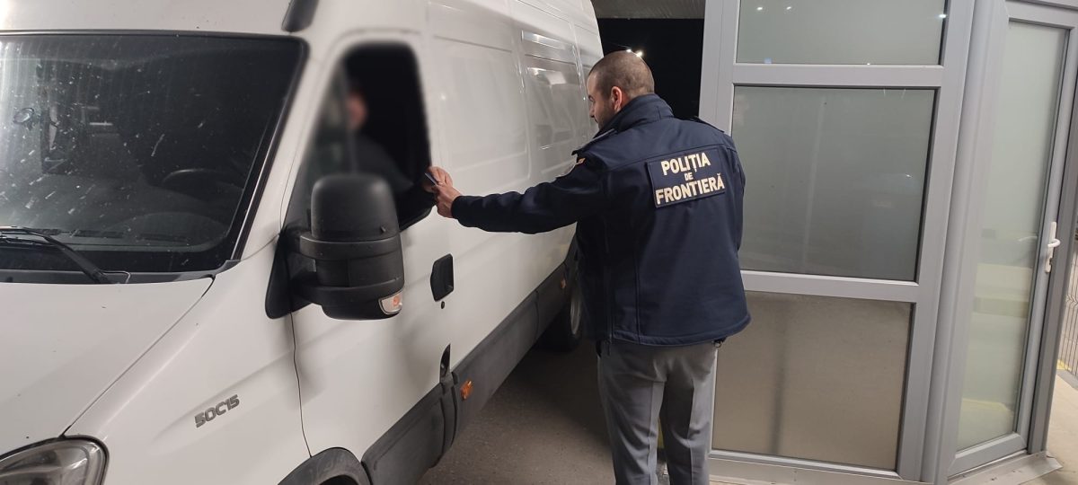 Un bărbat urmărit internațional pentru trafic de droguri, depistat de polițiștii de frontieră la Racovăț