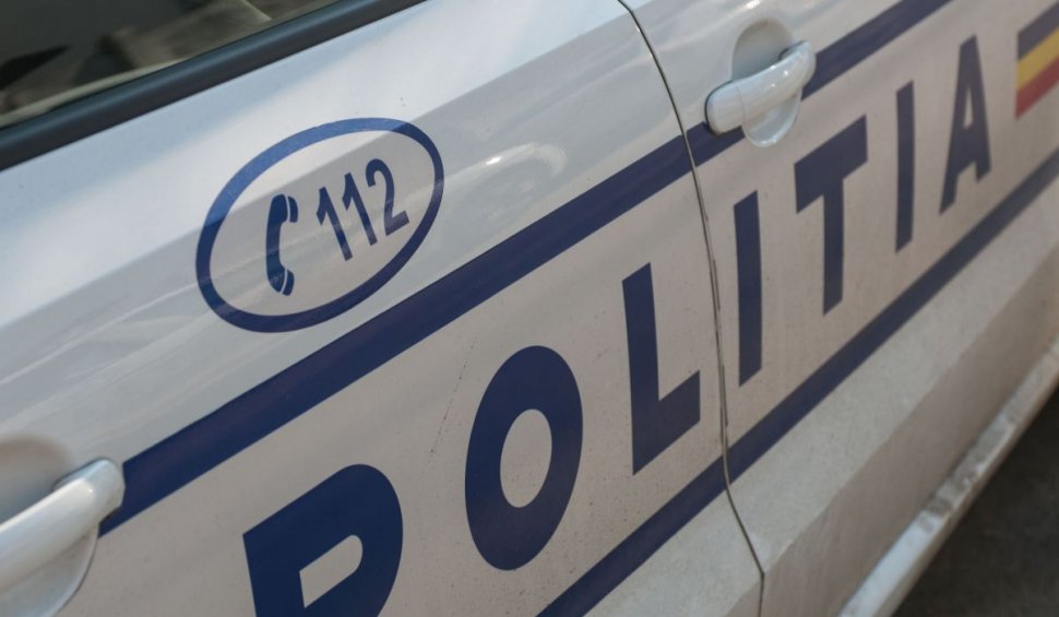  Un polițist a fost lovit la cap de un adolescent de 16 ani, după ce a fost solicitat să intervină în Bragadiru, unde mai multe persoane ardeau deșeuri
