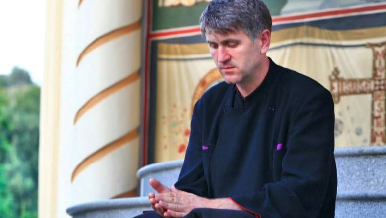 Cristian Pomhaci a luat o decizie de ultimă oră. Cântărețul în sutană nu se lasă
