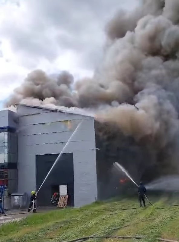Incendiu devastator la hala unui producător de tâmplărie PVC din Suceava