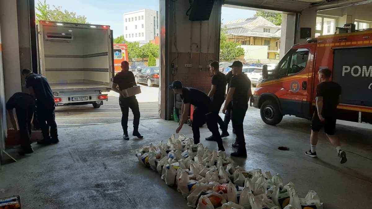 Mai multe familii din județul Iași au primit daruri din partea pompierilor ISU – FOTO