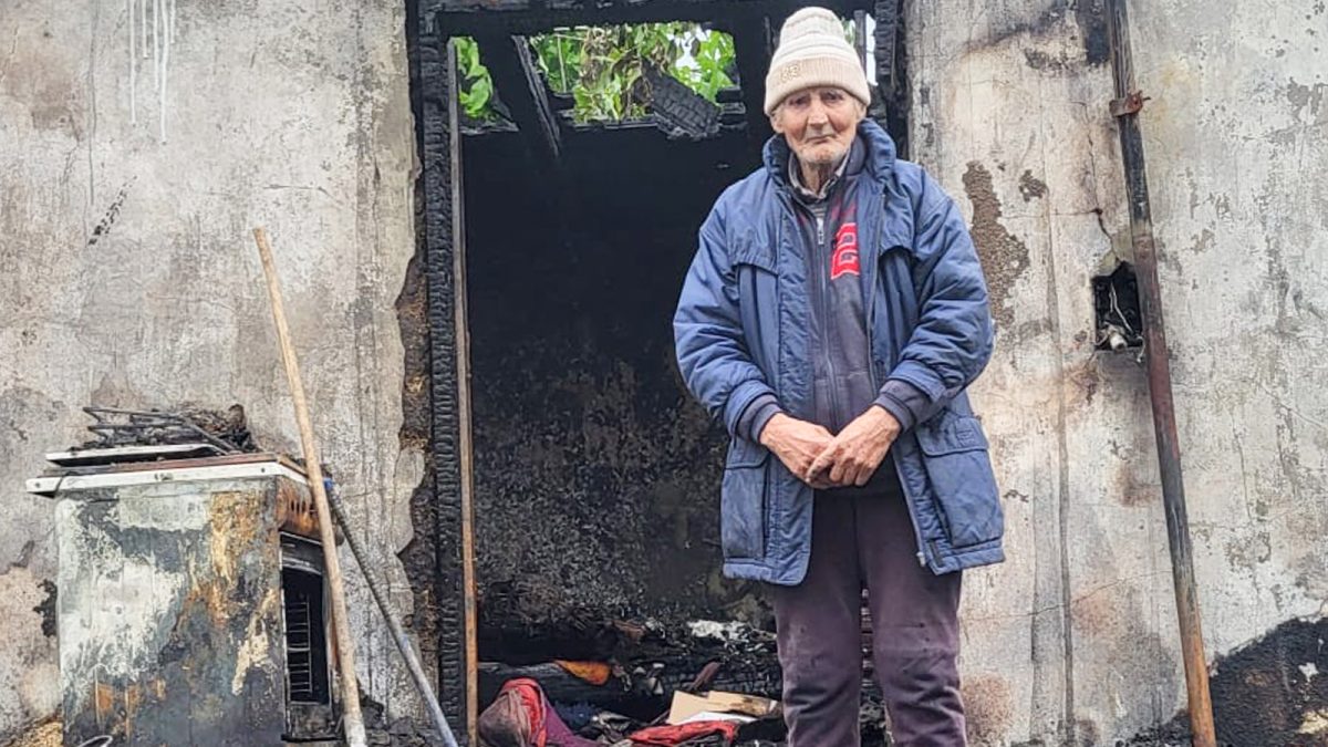 Drama a doi bătrânei a emoționat o întreagă comună din Iași! Ioan și Aurica Bunduc au rămas fără nimic: „Din cauza șocului, tata nu prea ne mai recunoaște, iar mama plânge mereu” – FOTO