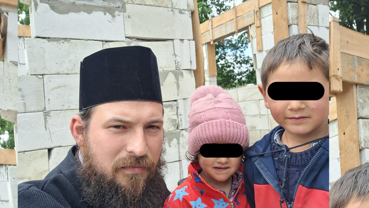 O bunicuță de 73 de ani se luptă să le construiască nepoților săi o căsuță! Micuții au fost abandonați de mama lor: „A plecat fără urmă în străinătate” – FOTO