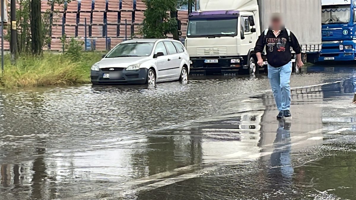 Imaginile unui dezastru! Iașul a fost inundat după o ploaie banală. Străzile s-au umplut de apă, iar șoferii au avut nevoie de barcă pentru a merge prin oraș – FOTO, VIDEO