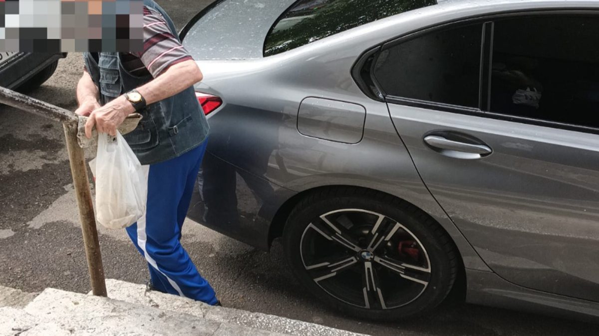 BMW-ul mai presus de orice! Iată cum și-a parcat un ieșean „bolidul”. Locatarii unui bloc, nevoiți să urce pe sfoară în apartamente – FOTO