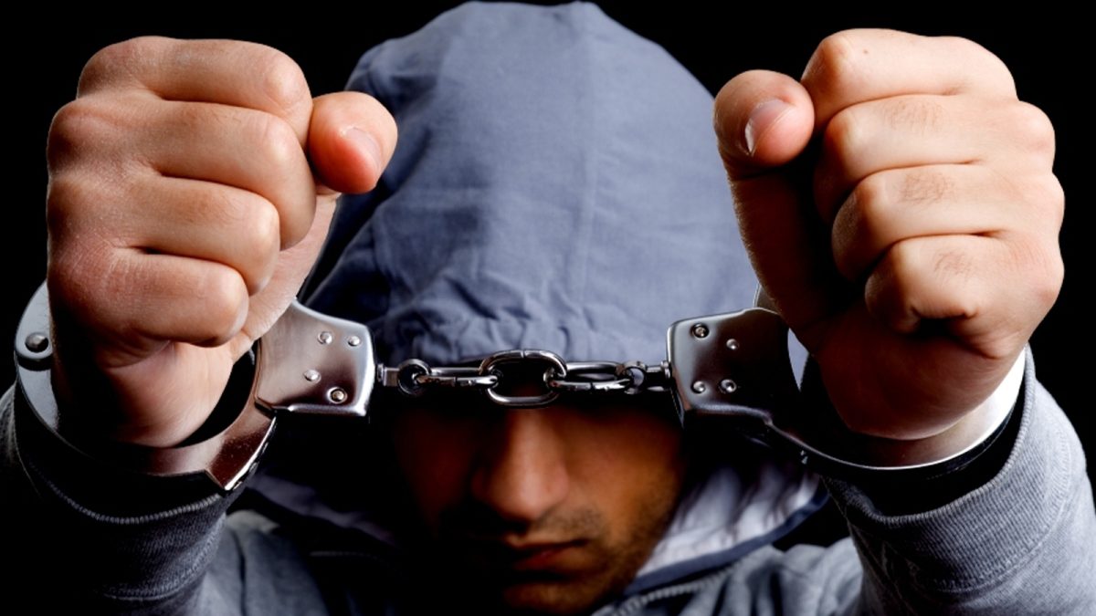 Cinci infractori din Iași au rămas pe lista celor mai căutați din România. Unul dintre ei are o „colecție” de infracțiuni ce-ți dau fiori: deținere de muniție de război și instigare la omor – FOTO