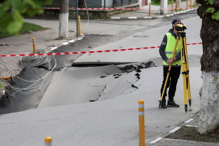 Situație tot mai gravă la Slănic. Craterul este cât un bloc de cinci etaje