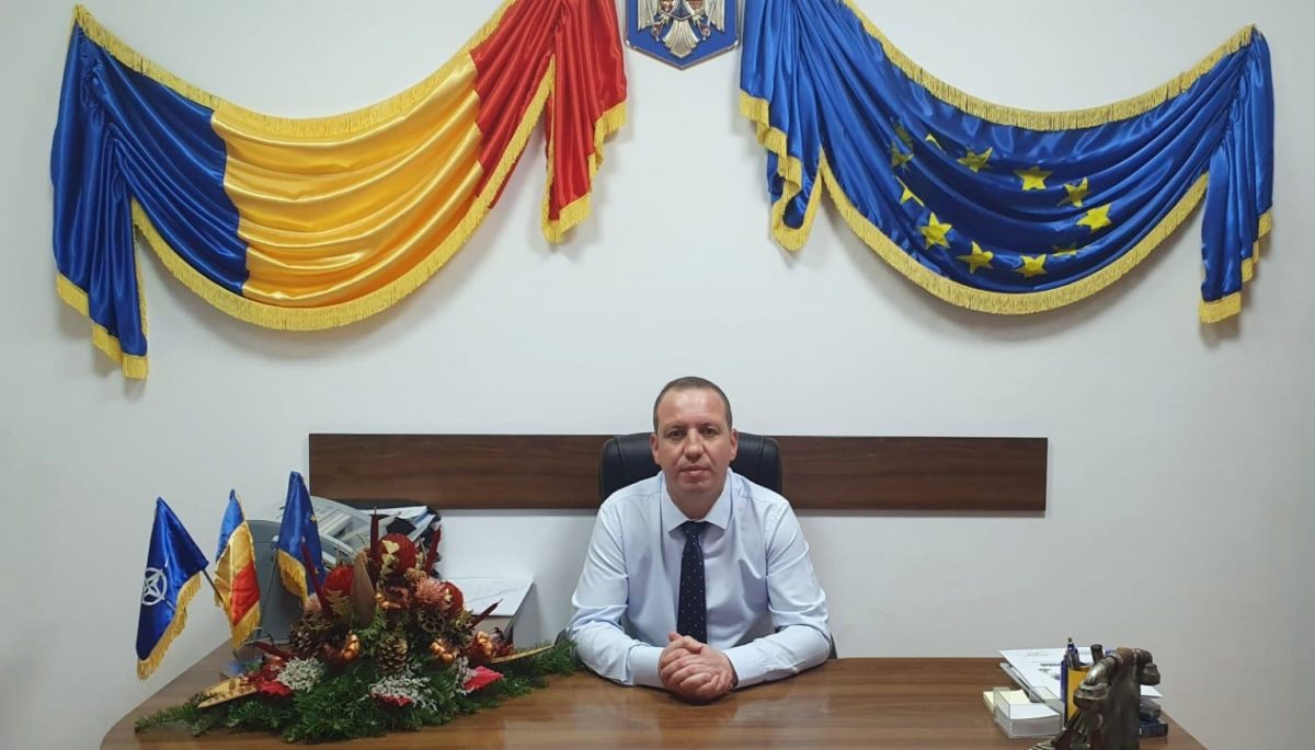 Scandal imens la o primărie din Iași! O femeie se chinuie de patru ani să intre în posesia unui teren obținut definitiv în instanță: „Primarul m-a făcut nesimțită și m-a dat afară din birou”