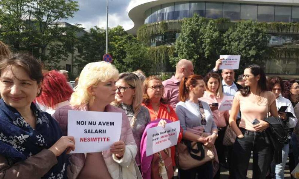 Protest spontan la Guvern, din cauza salariilor. Angajații vor intra vineri în grevă japoneză