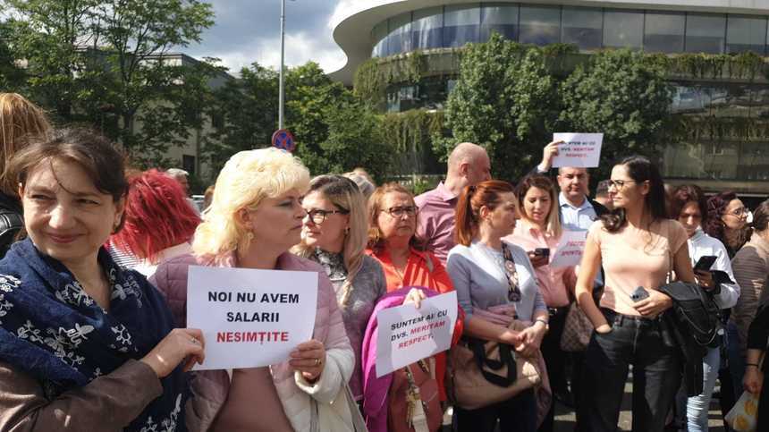 Protest al angajaților de la Senat și Camera Deputaților. Oamenii cer salarii mărite cu 25%