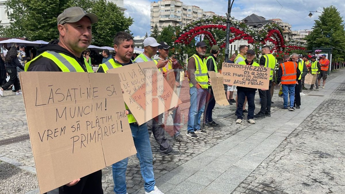 Nou protest al angajaților dezvoltatorului Lucian Caras, în fața Primăriei Iași: „Ne-ați condamnat la faliment și sărăcie” – FOTO, VIDEO