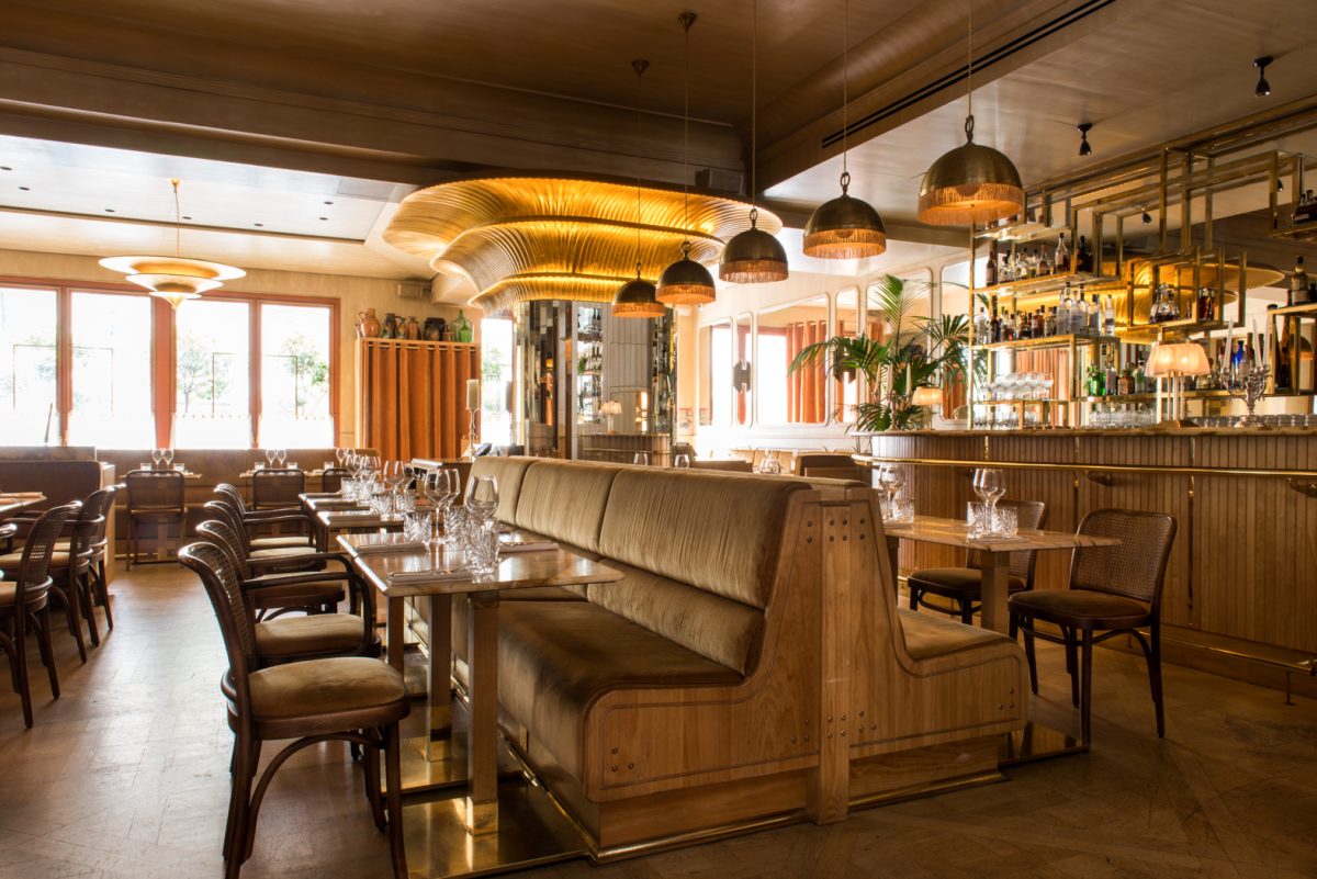 Codul bunelor maniere. Intră sau nu bărbatul primul în restaurant?