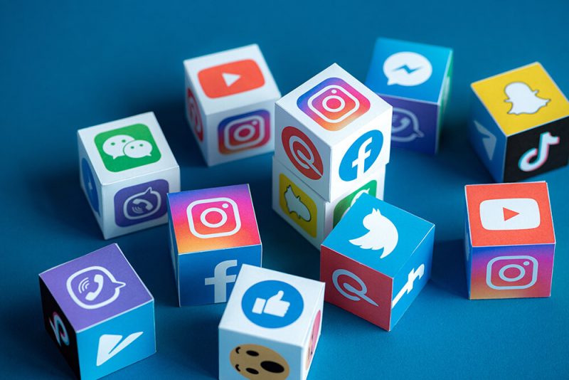 Românii nu se înghesuie pe social media în 2024! Care sunt platformele preferate