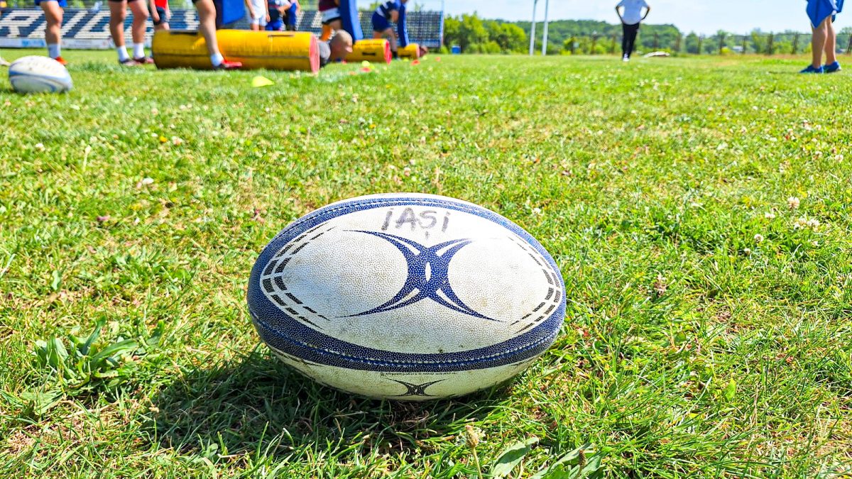 Rugbiștii ieșeni au avut parte de spectatori importanți la antrenament. Președintele Alin Petrache și antrenorul francez David Gerard i-au văzut la lucru pe sportivii de la CS Politehnica – FOTO