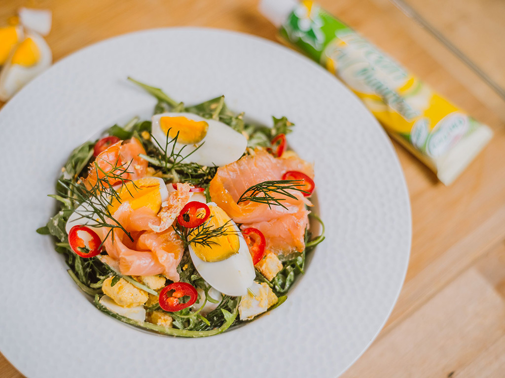  Cea mai gustoasă salată cu somon afumat. Salata care te scapă de kg în plus cu un gust absolut delicios