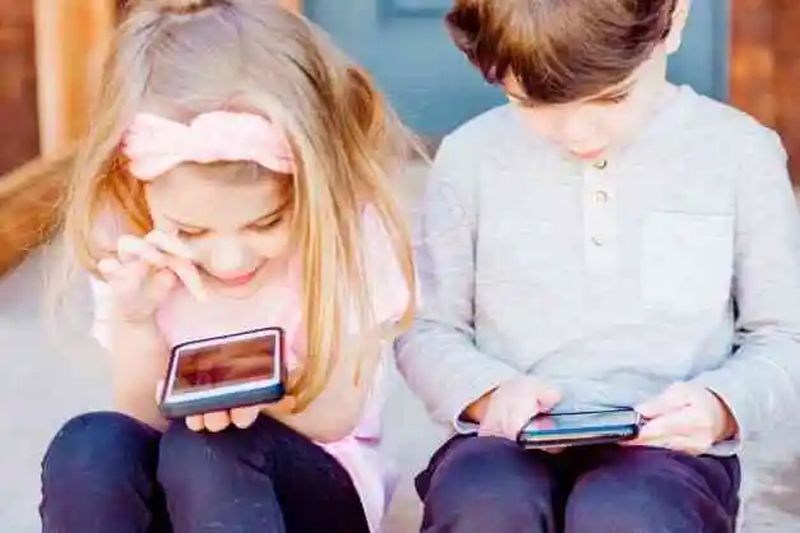 Se interzic telefoanele mobile pentru copiii sub 11 ani? Se discută și despre interzicerea calculatoarelor și televizoarelor