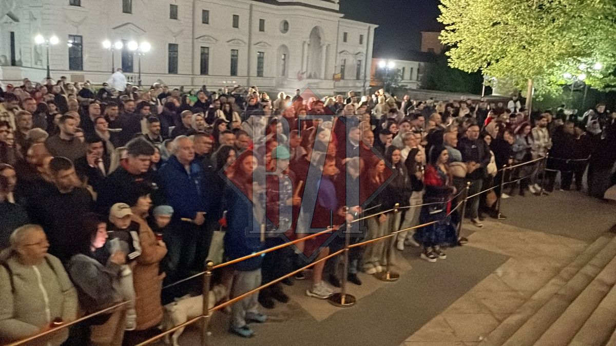 Hristos a Înviat! Sute de credincioși participă la slujba de Înviere oficiată de Mitropolia Moldovei și Bucovinei – FOTO, LIVE VIDEO