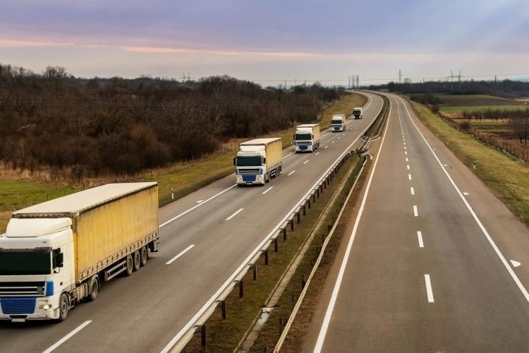 Ce regulă trebuie să respecte șoferii de TIR pe autostradă. Legea pe care puțini o cunosc