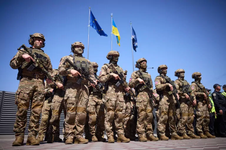 Parlamentul ucrainean adoptă un proiect de lege privind mobilizarea unor deţinuţi în armată