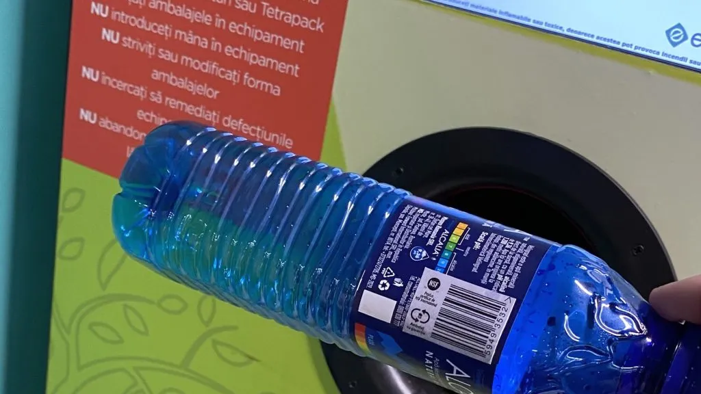 Românii au descoperit o metodă de a obține bani din reciclarea ambalajelor returnabile şi pe sticlele respinse, care nu sunt în program
