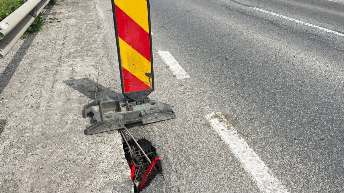 Pericol pe o stradă intens circulată din Iași. Șoferii s-au îngrozit când au văzut cum s-a surpat o parte din asfalt: „Poate fi un pericol mare” – FOTO
