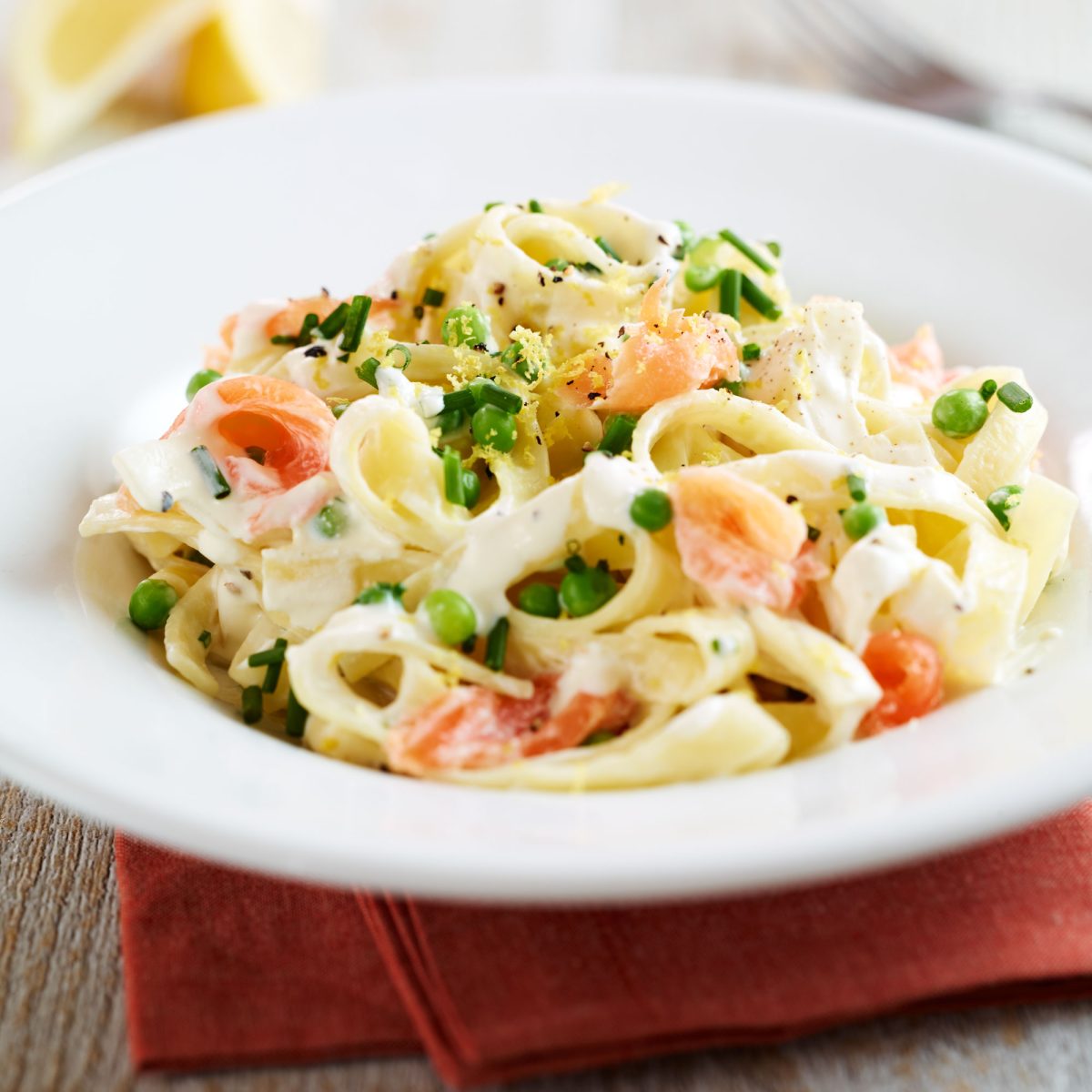 Tagliatelle cu somon, visul oricărui gurmand când vine vorba de paste cu sos alb! O rețetă simplă cu paste și cel mai delicios sos