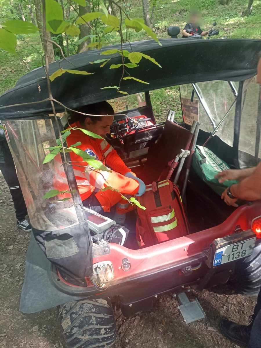 O tânără a fost grav rănită după ce a căzut de pe bicicletă în pădurea Ipotești