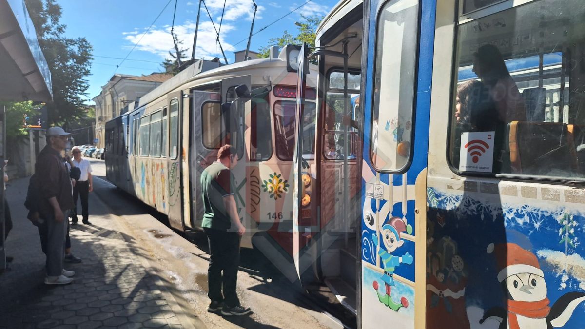 Circulația mijloacelor de transport în comun, blocată în centrul Iașului. Un tramvai s-a defectat – FOTO