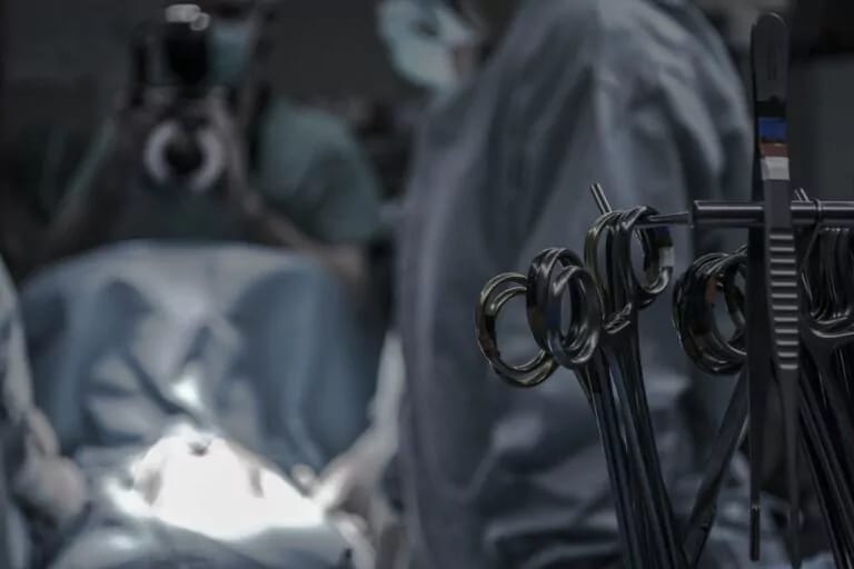 S-a stins din viață bărbatul căruia i s-a făcut primul transplant cu rinichi de porc modificat genetic