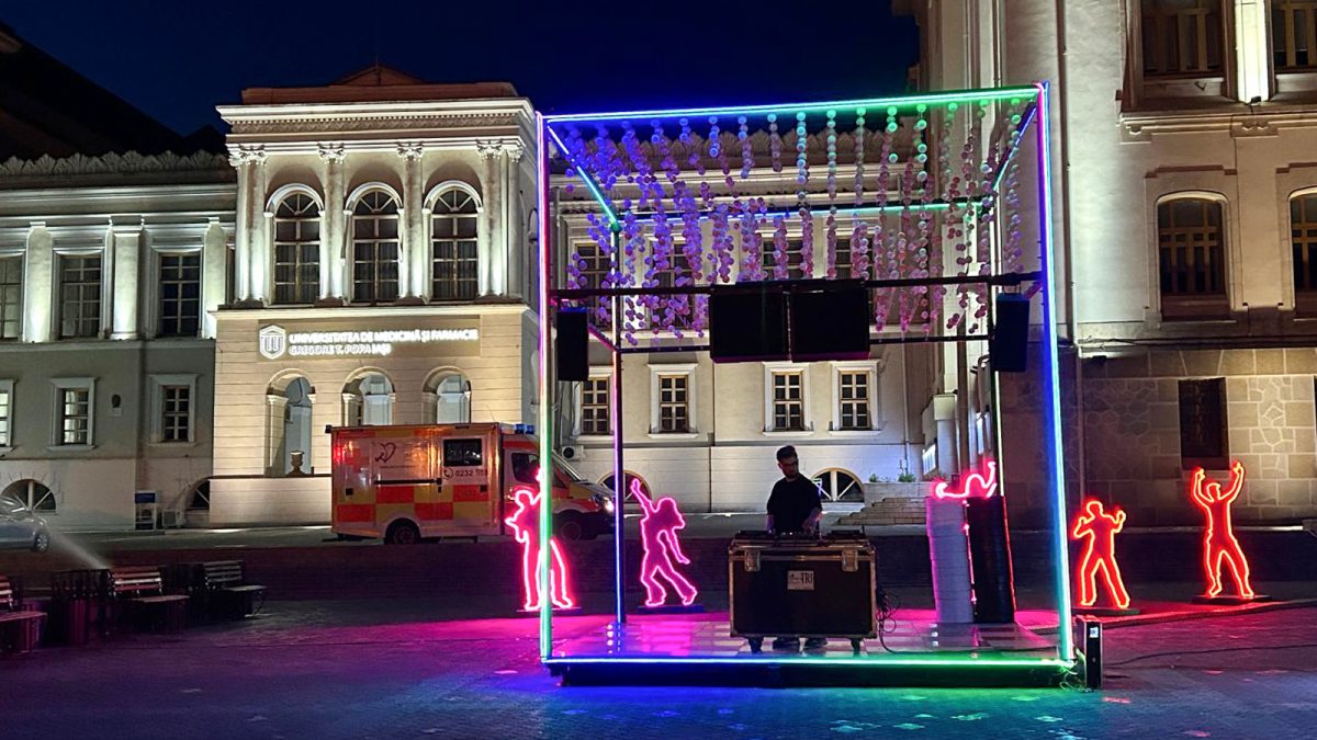 Club în aer liber, pe esplanada de la UMF Iași. Timp de câteva zile, vor mixa mai mulți DJ – FOTO/VIDEO