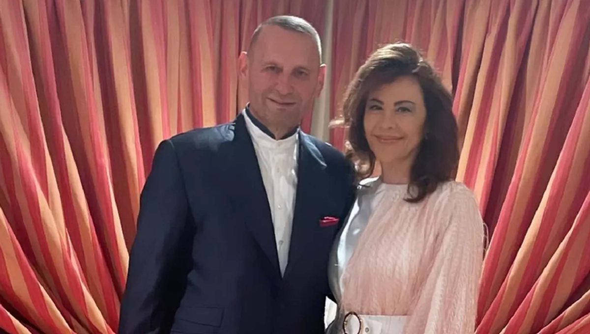 Adina Alberts și Viorel Cataramă trăiesc într-o vilă luxoasă. Curtea are fântână arteziană și statuete