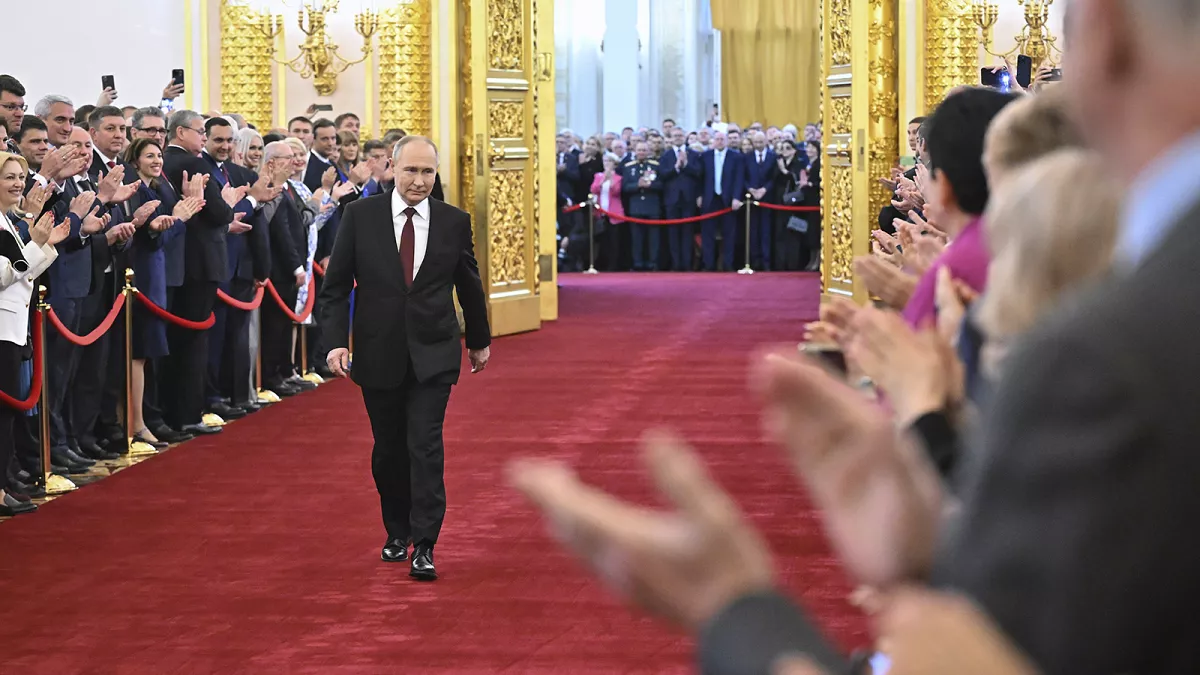 Piscină interioară, candelabre de cristal, capelă proprie și un tron. Cum arată la interior palatul lui Vladimir Putin de la malul Mării Negre – VIDEO