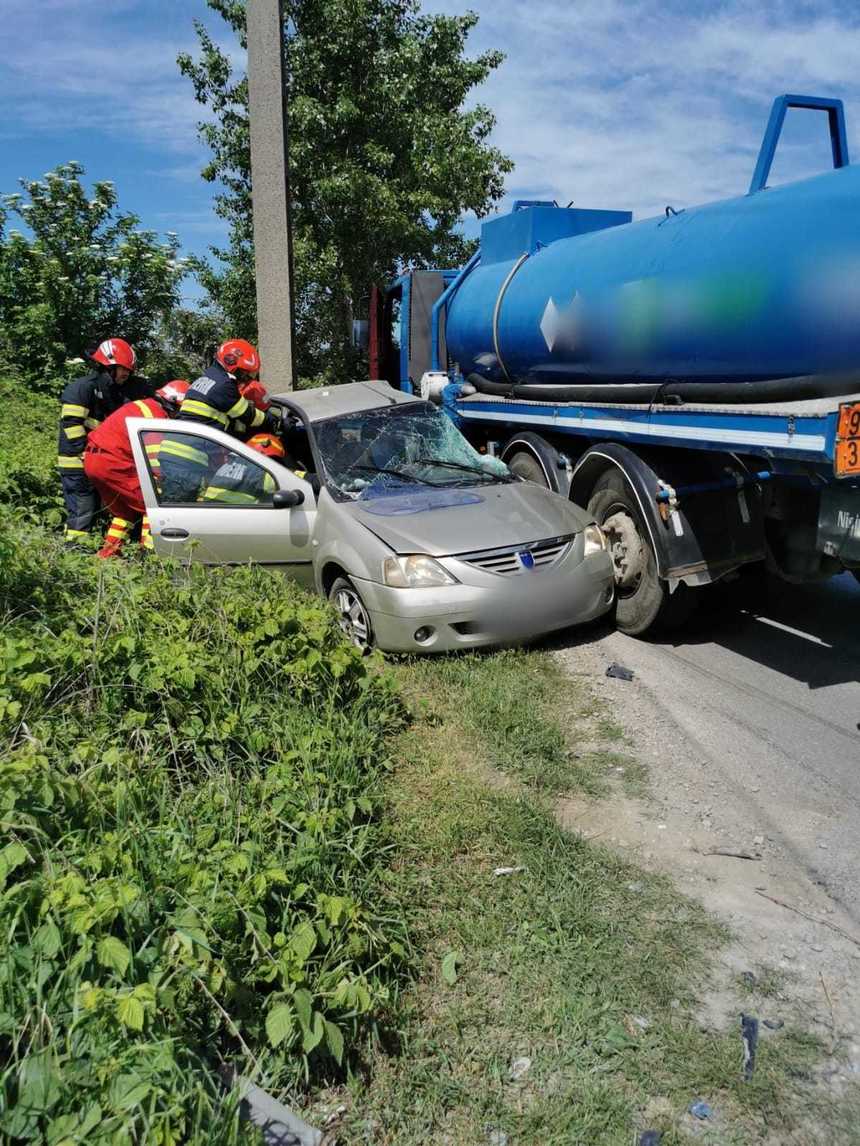 Accident grav cu victime în Prahova. O cisternă goală și o mașină s-au ciocnit