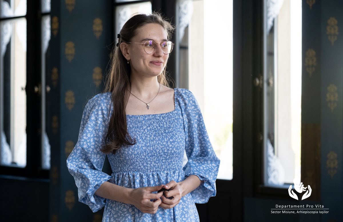 Ecaterina, 1 din cei 100 excepționali. Studiază Teologia, pictează icoane din dragostea izvorâtă acasă, în familia cu 7 copii – FOTO