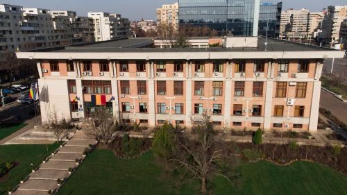 Componența Consiliului Județean Iași în funcție de partide: PNL – 34.24%, PSD – 29.69%, ADU – 13.08%, AUR – 11.35%, SOS – 3.9%