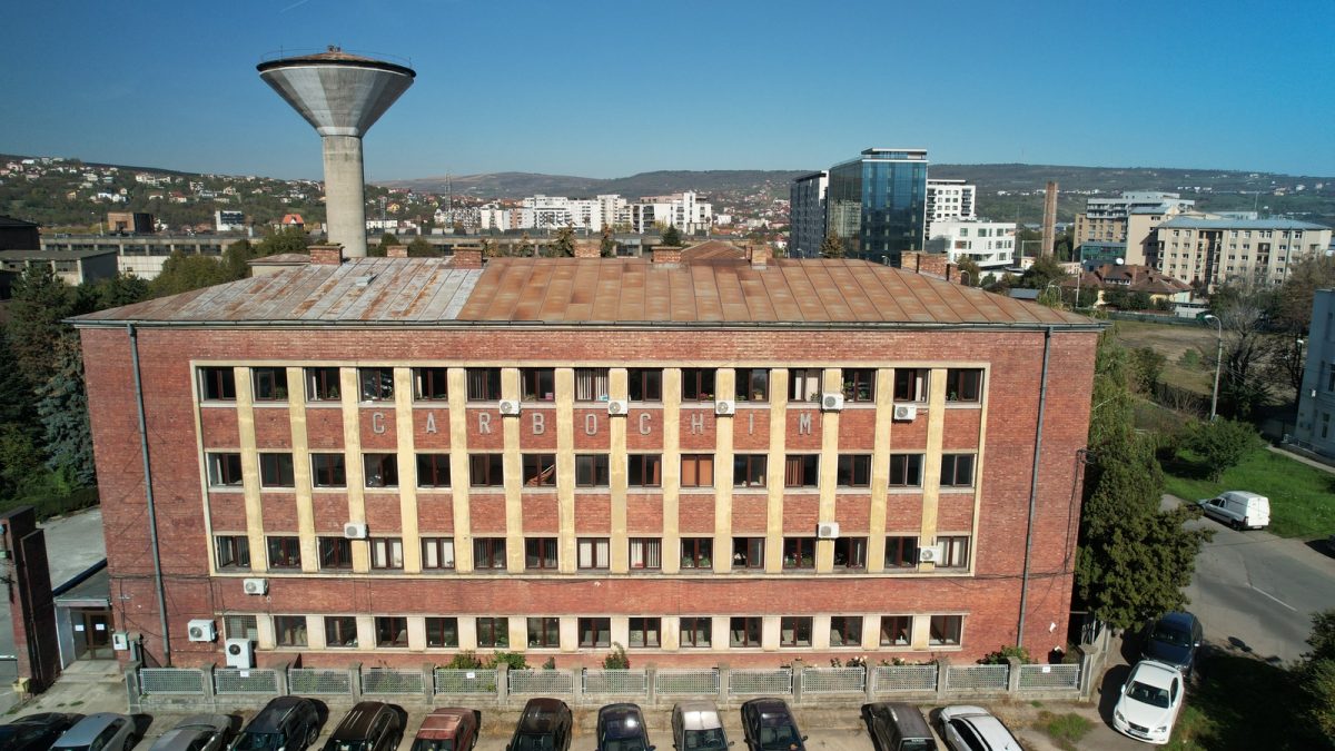 Se lucrează la conservarea și modernizarea clădirii – reper pentru „Uzina Carbochim”, cu valoare ambientală pentru Piața 1 Mai din Cluj-Napoca   