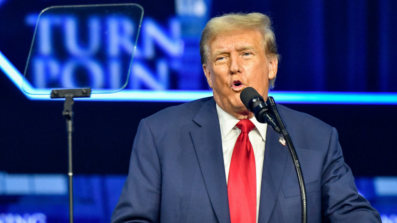 Donald Trump ameninţă cu oprirea ajutorului pentru Ucraina şi îl descrie pe Volodimir Zelenski drept „cel mai bun agent de vânzări”