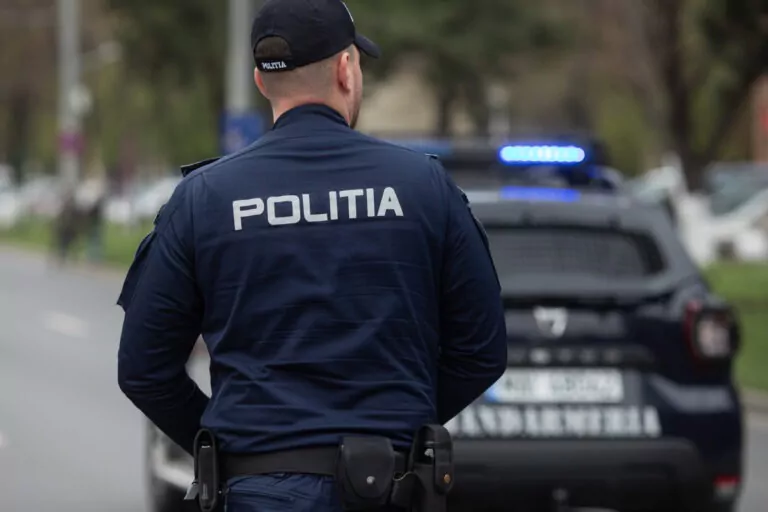 Un traficant de droguri a fost jefuit de trei adolescenți. Aceștia au amenințat-o pe prietena acestuia cu un cuțit.