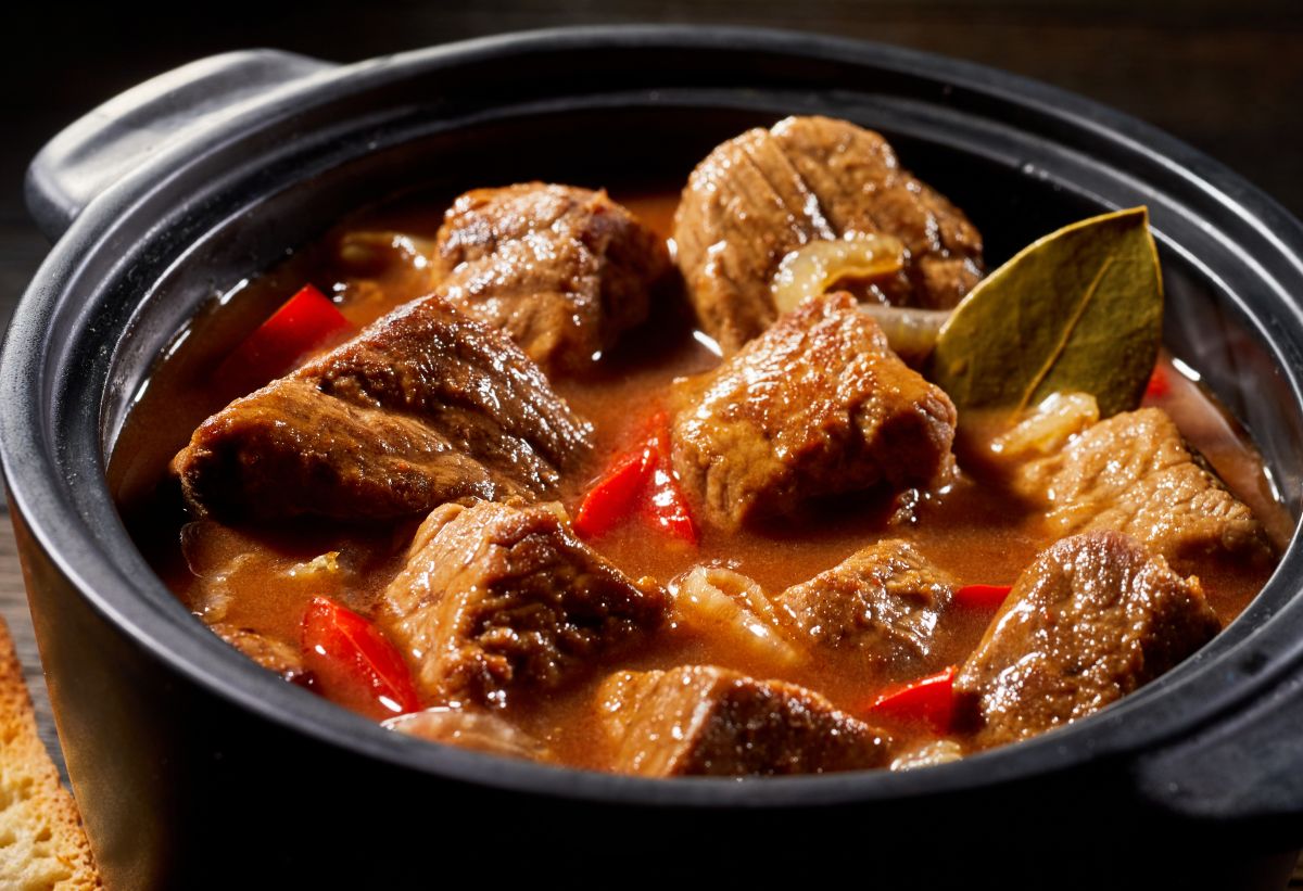  Cum să faci cel mai delicios gulaș de vită cu cartofi. Rețeta originală care îți va lăsa gura apă