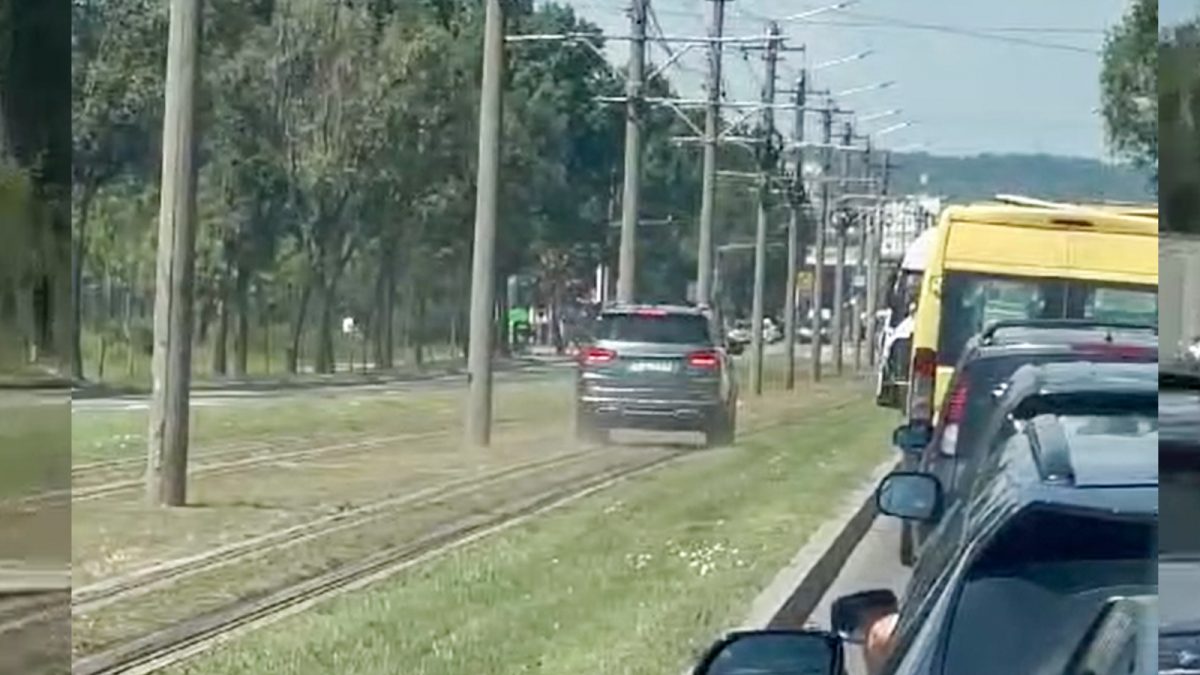 Aroganță extremă în Baza 3. Un șofer a mers direct pe linia de tramvai ca să depășească o întreagă coloană în așteptare – FOTO/VIDEO