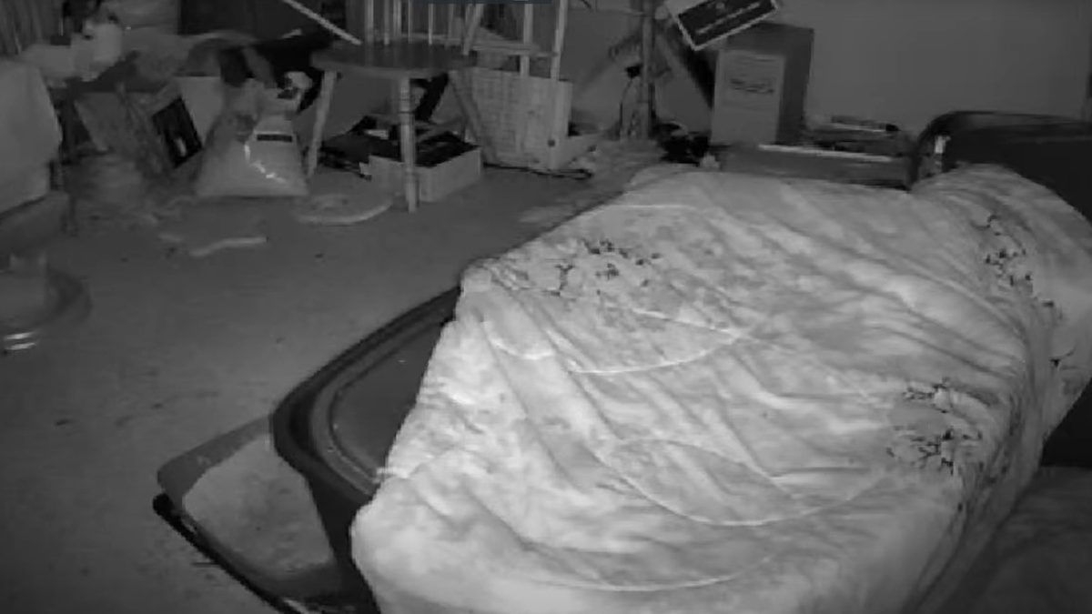 O tânără din Iași a montat o cameră de supraveghere ascunsă în dormitorul matrimonial și a plecat de acasă. Când s-a întors, și-a ieșit din minți. Toate scenele au fost înregistrate – FOTO
