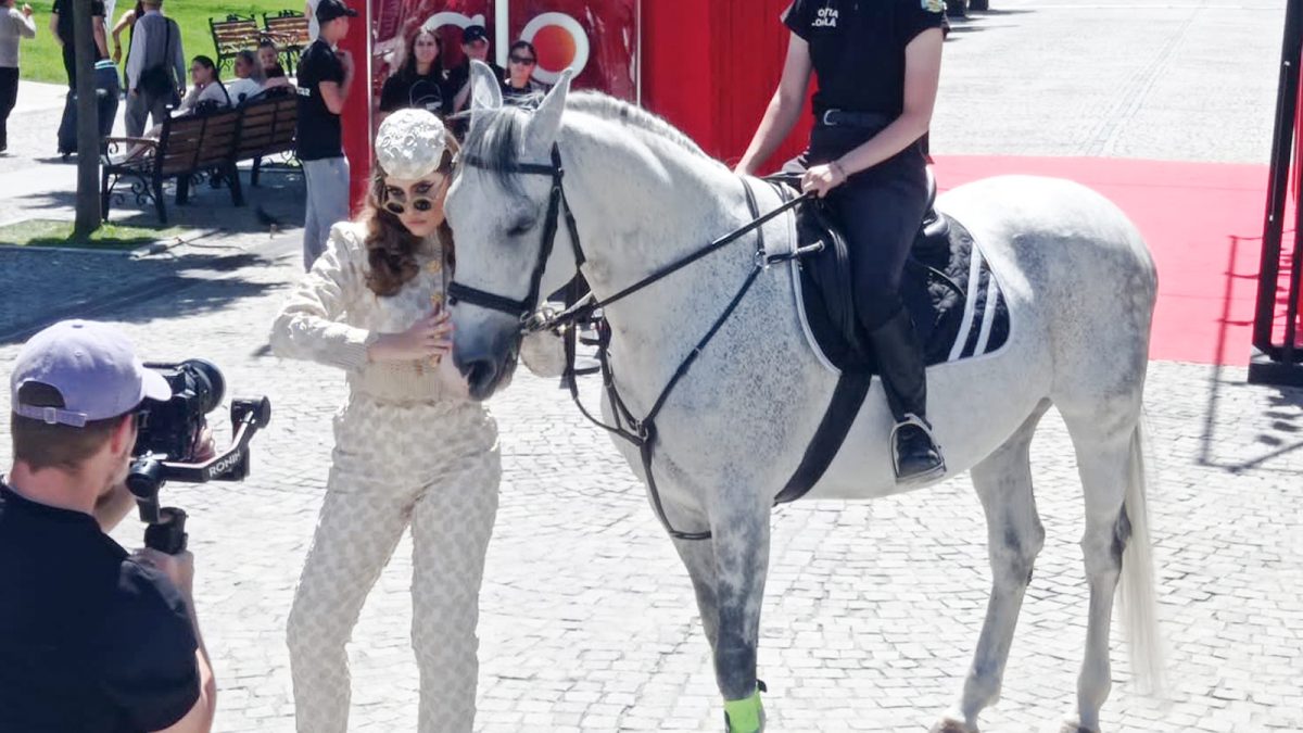Iulia Albu și-a făcut prieteni la Iași. S-a fotografiat înconjurată de polițiști în centrul orașului – FOTO