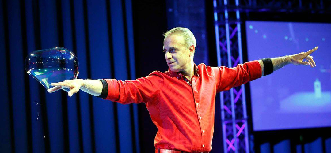 Magician celebru din televiziune, acuzat că a drogat și înrobit sexual o femeie
