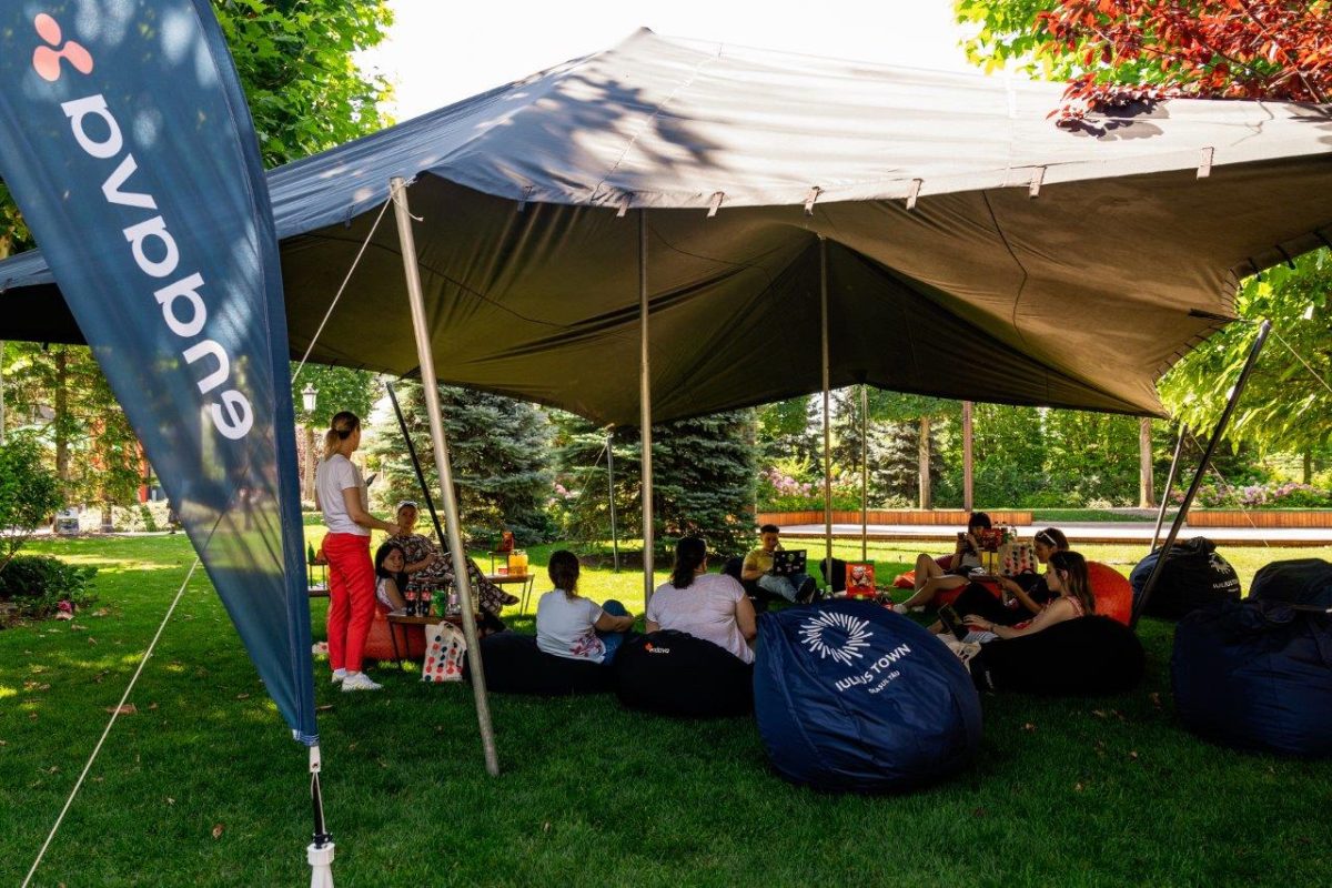Din birou, la Iulius Gardens. Outdoor Office Day a transformat o zi obișnuită de lucru în prilej de socializare și sesiuni creative pentru angajații companiilor din United Business Center Timișoara