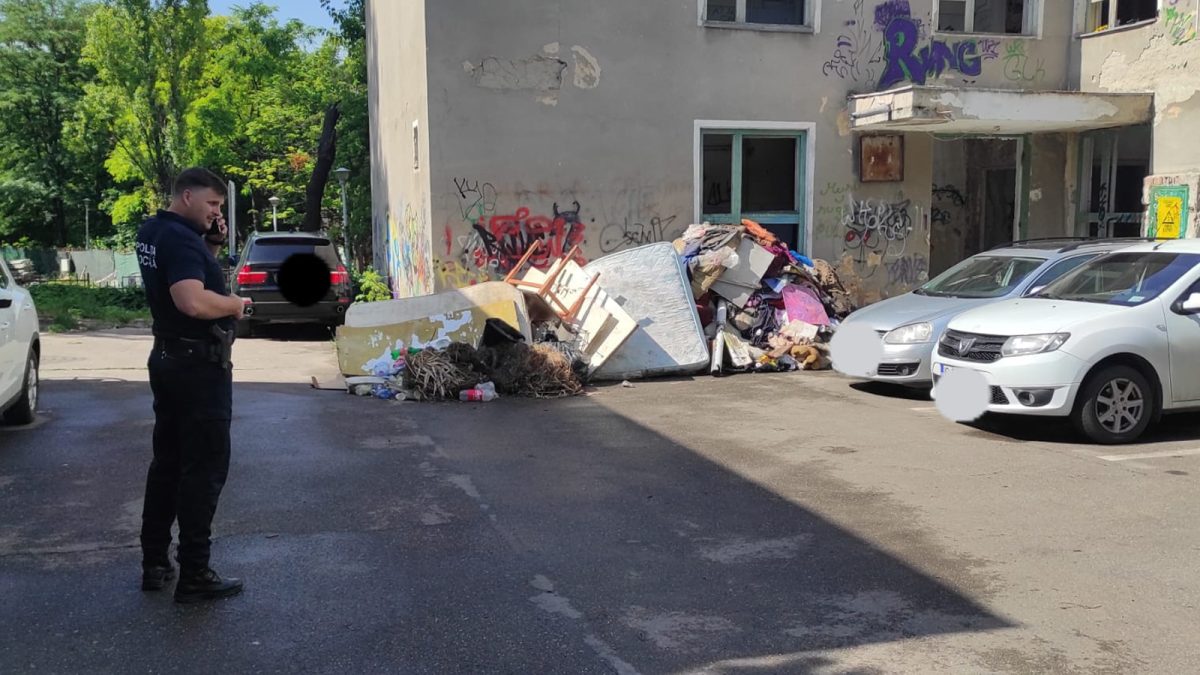 Razie la un imobil al Primăriei Iași, din Tătărași. Polițiștii au stârpit „cuibul boschetarilor” – FOTO