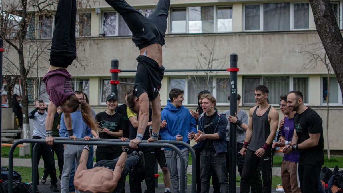 Acești tineri din Iași sfidează legile gravitației. Nu o să-ți vină să crezi unde se antrenează: „Trebuie mult timp ca să ajungi la un nivel avansat” – FOTO